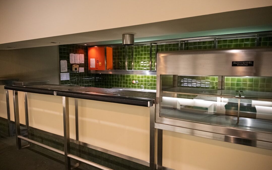 Köksrenovering i Halland med moderna köksluckor och köksgolv