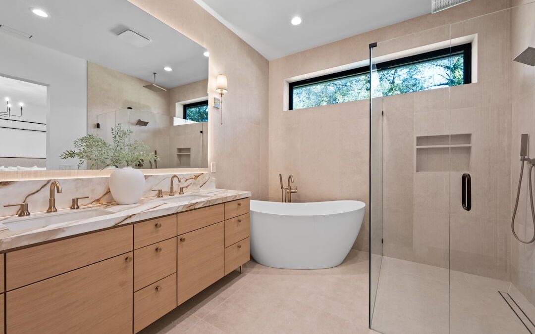 Badrumsrenovering Halland: Modernt badrum med kakel och klinker